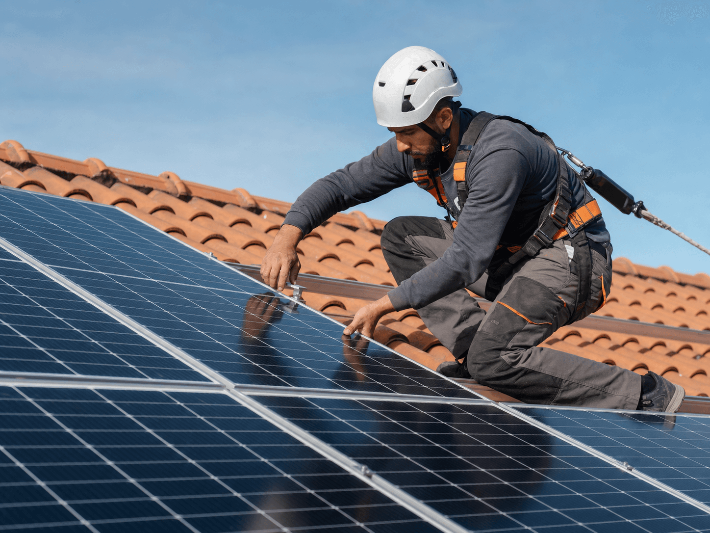 UNI MEGAWATT team on a solar installation